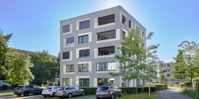 An approximately 100 m² commercial space is now available for rent in a property in a central location, built in 2012 right next to Neuenhof railway station. 