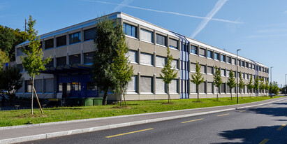 Ces bureaux lumineux de 225 m² sont situés au 2ème étage d'un immeuble à proximité du centre d'Ecublens, à seulement 5 km du centre-ville de Lausanne.