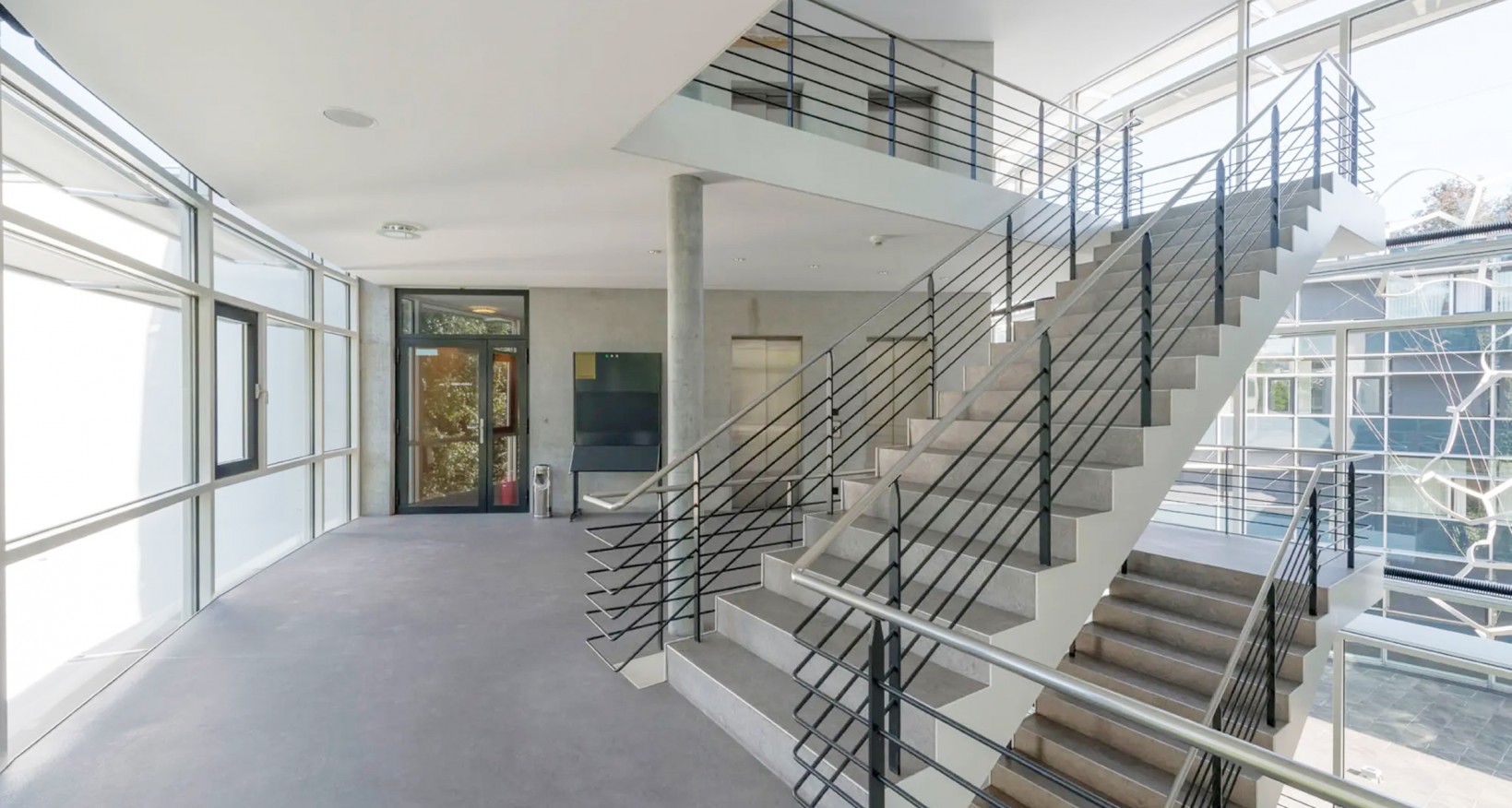 Per sofort oder nach Vereinbarung vermieten wir attraktive  Büroräume mit einer Fläche von 158 m2 für ca. 20 Arbeitsplätze  in der Altstadt von Aarau.