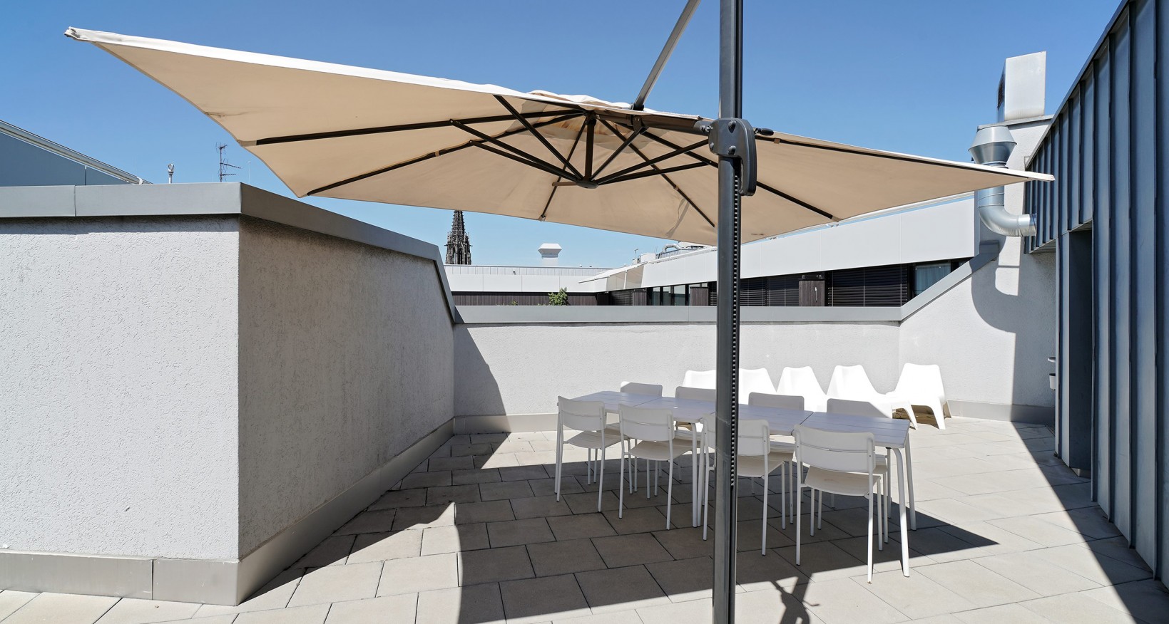 In der unmittelbaren Nähe des Aeschenplatzes, vermieten wir in einer repräsentativen Liegenschaft eine attraktive Bürofläche mit 695 m².