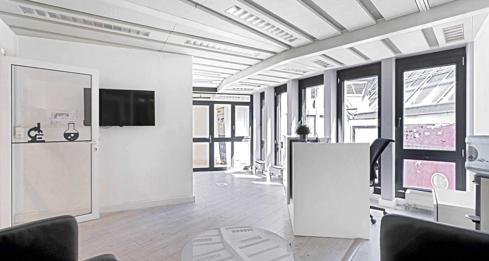 In der unmittelbaren Nähe des Aeschenplatzes, vermieten wir in einer repräsentativen Liegenschaft attraktive Büroflächen mit 206 m² und 212 m².