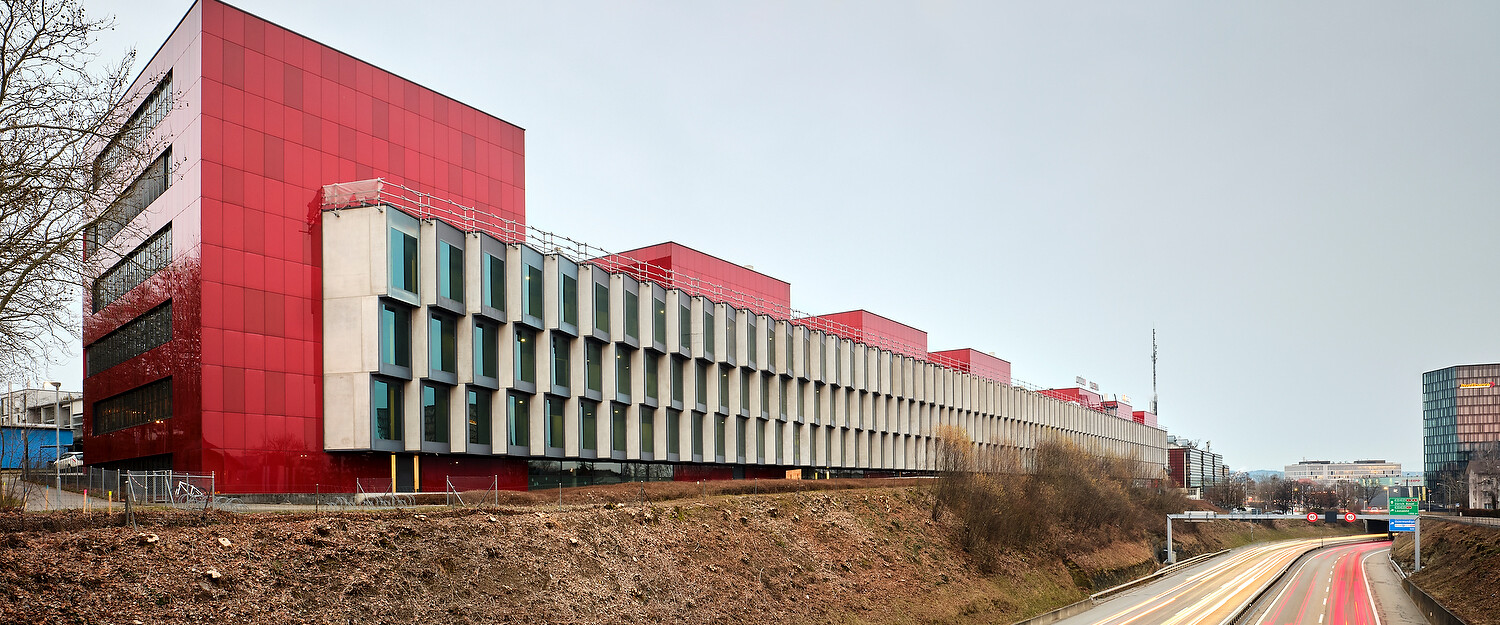 Die vier Tower an der Nussbaumstrasse in Bern erheben sich als moderner Gebäudekomplex über der Autobahn. Büroflächen zu vermieten.