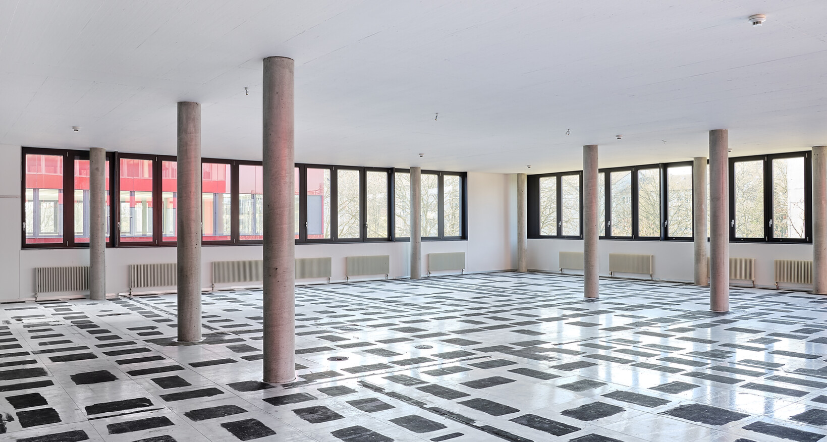 Die vier Tower an der Nussbaumstrasse in Bern erheben sich als moderner Gebäudekomplex über der Autobahn. Büroflächen zu vermieten.