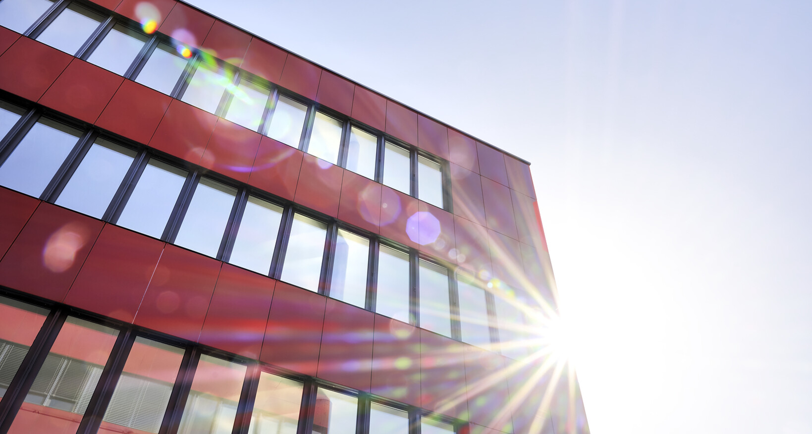 Die vier Tower an der Nussbaumstrasse in Bern erheben sich als moderner Gebäudekomplex über der Autobahn. Büroflächen zu vermieten.