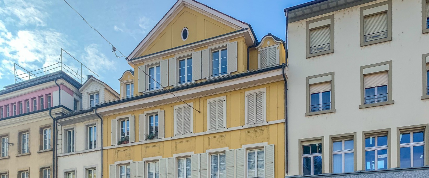 Per 01.10.2022 oder nach Vereinbarung vermieten wir im  Zentrum der Stadt Biel Gewerberäumlichkeiten im EG (40m2)  sowie 1.OG (150m2).