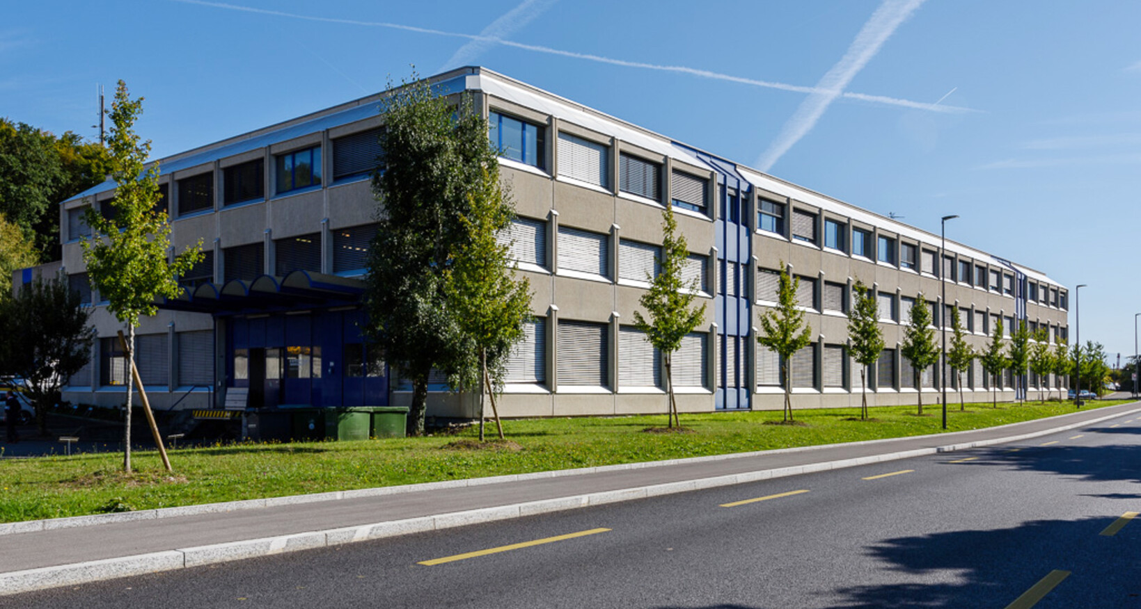 Grosszügige, lichtdurchflutete Büroräume mit ca. 284 m2 Fläche im 2. Stock einer Immobile nur wenige hundert Meter vom Autobahnanschluss entfernt.