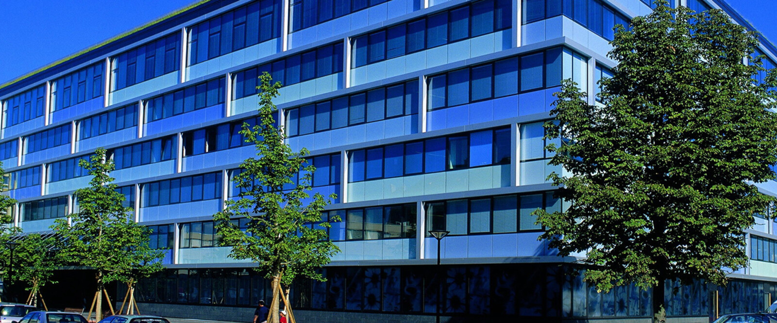 In der fünften Etage des luxurisen Cetre Azur vermieten wir nach Vereinbarung 750 m2 Bürofläche, welche renoviert angeboten werden.