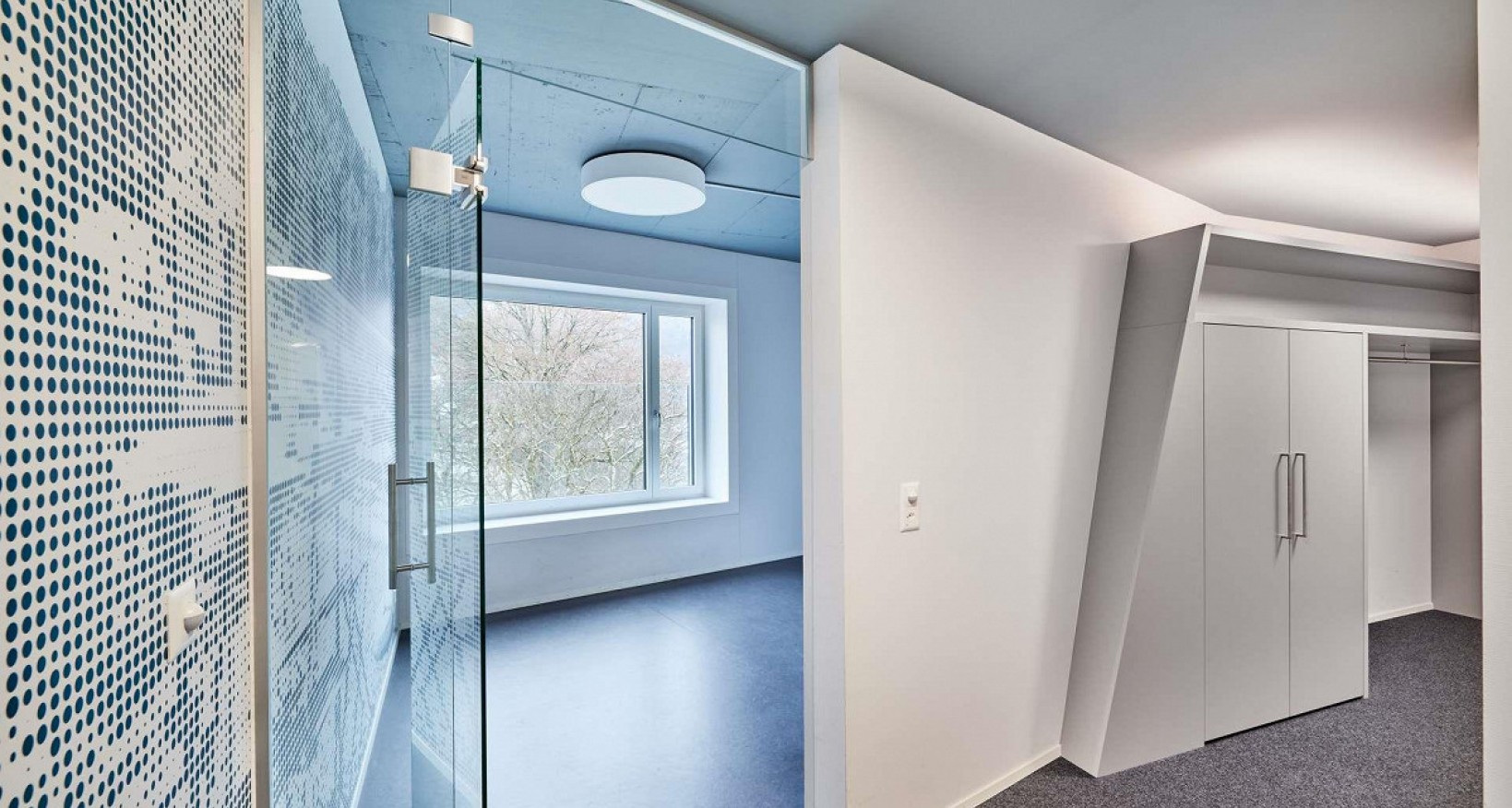 Wenige Gehminuten vom Schaffhauser Bahnhof entfernt, vermieten wir diese voll ausgebaute und lichtdurchflutete Bürofläche. Hier befinden Sie nicht nur am Bahnhof, sondern auch in einem lebhaften Viertel mit vielen anderen Geschäften.