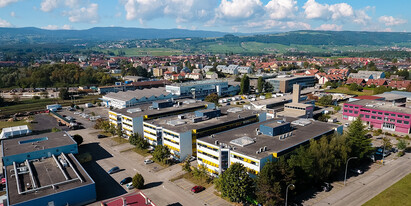 Bureaux à louer de 59 – 2’555 m² situés dans la localité de Gland, en plein cœur de la zone industrielle.