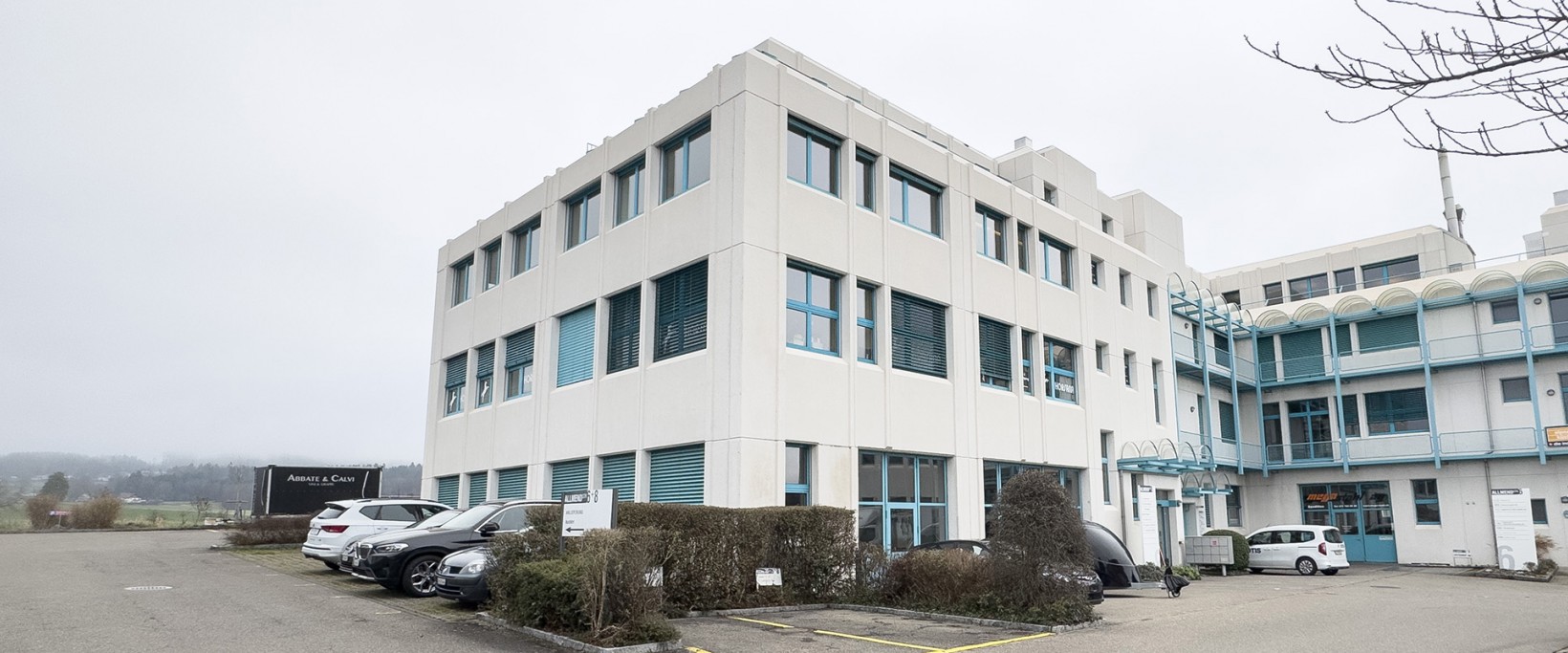 m 3. Obergeschoss eines gepflegten Geschäftshauses an der Allmendstrasse 8 in Fehraltorf erwartet Sie eine helle, funktionale und ruhig gelegene Bürofläche mit idealem Grundriss.