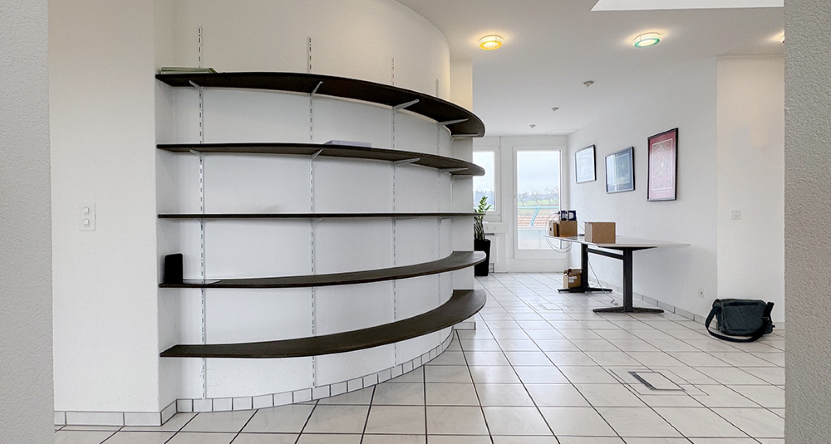 m 3. Obergeschoss eines gepflegten Geschäftshauses an der Allmendstrasse 8 in Fehraltorf erwartet Sie eine helle, funktionale und ruhig gelegene Bürofläche mit idealem Grundriss.