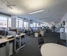 Im aufstrebenden und lebendigen Binzquartier in Zürich wird ab dem 1. Oktober 2025 oder nach Vereinbarung eine attraktive Büro- bzw. Gewerbefläche mit 1’111 m² vermietet. Im aufstrebenden und lebendigen Binzquartier in Zürich wird ab dem 1. Oktober 2025 oder nach Vereinbarung eine attraktive Büro- bzw. Gewerbefläche mit 1’111 m² vermietet.