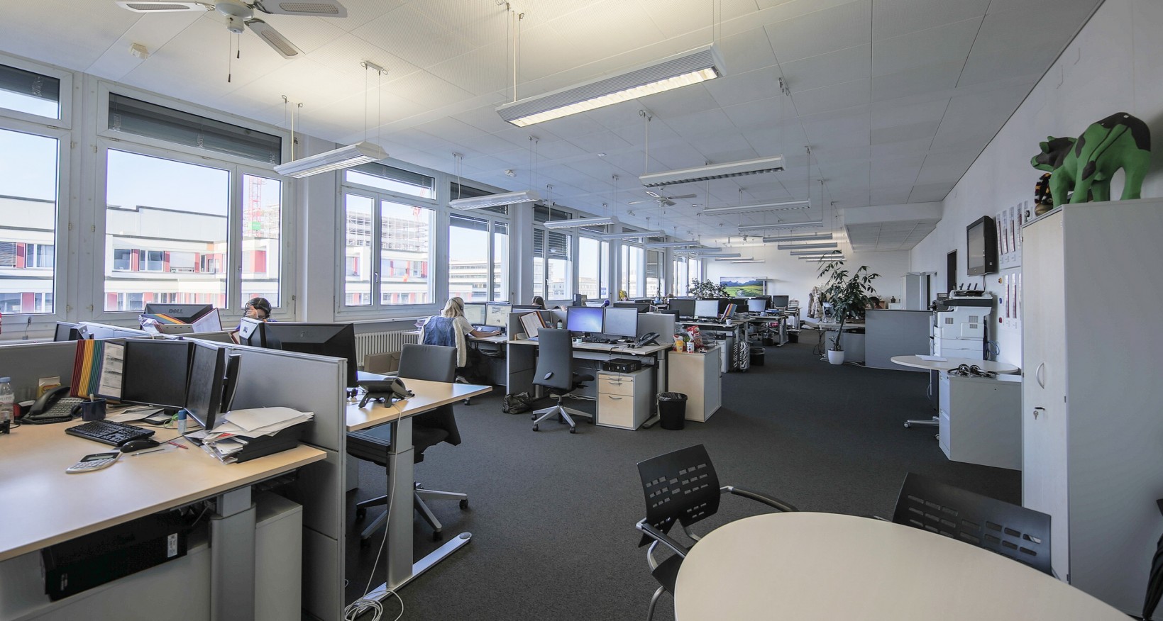 Im aufstrebenden und lebendigen Binzquartier in Zürich wird ab dem  1. Oktober 2025 oder nach Vereinbarung eine attraktive Büro- bzw. Gewerbefläche mit 1’111 m² vermietet. 