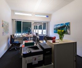 Im aufstrebenden und lebendigen Binzquartier in Zürich wird ab dem 1. Oktober 2025 oder nach Vereinbarung eine attraktive Büro- bzw. Gewerbefläche mit 1’111 m² vermietet. Im aufstrebenden und lebendigen Binzquartier in Zürich wird ab dem 1. Oktober 2025 oder nach Vereinbarung eine attraktive Büro- bzw. Gewerbefläche mit 1’111 m² vermietet.