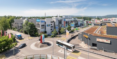 Espaces commerciaux généreux de 339 et 417 m² dans l‘immeuble de bureaux et commercial rénové KOWERK, situé au milieu de la zone commerciale et industrielle nouvellement conçue et très fréquentée de Dietlikon.