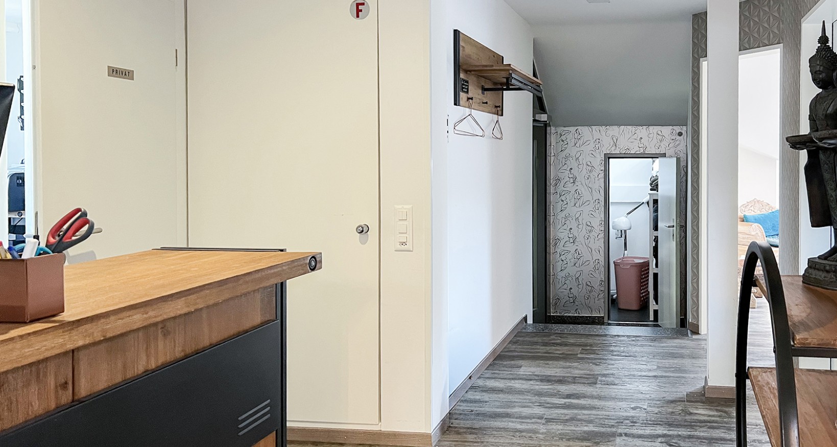 Im 5. Obergeschoss der Lintheschergasse 15 erwartet Sie eine rund 125 m² grosse Büro-  oder Praxisfläche, die modernes Arbeiten mit einer inspirierenden Atmosphäre verbindet.