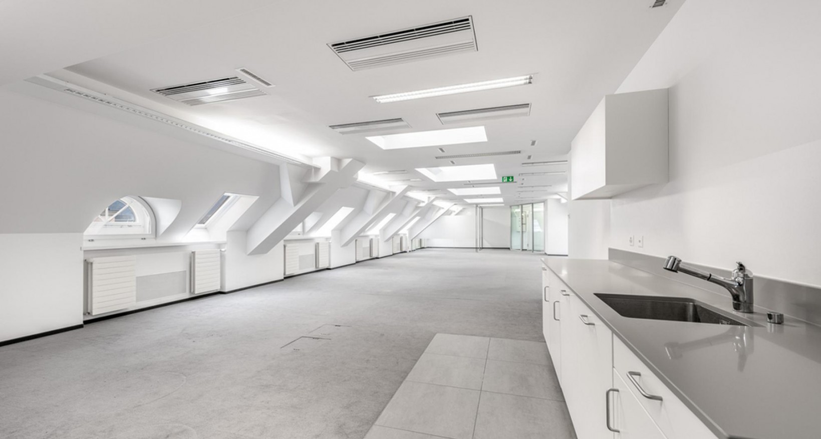 In erstklassiger Lage im Herzen von Zürich, mitten in einem der beliebtesten Stadtviertel, vermieten wir eine attraktive Bürofläche im 6. Obergeschoss. 