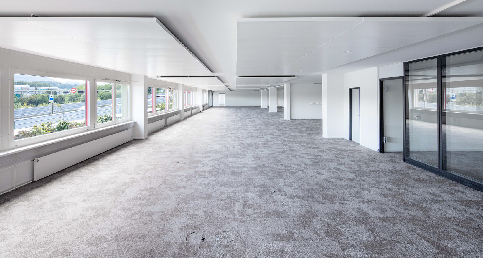 Neu ausgebaute Büroräume mit einer Gesamtfläche von 652 m2 stehen für Sie an der Schützenstrasse 13 bereit– direkt bei der Ausfahrt Urdorf-Süd.