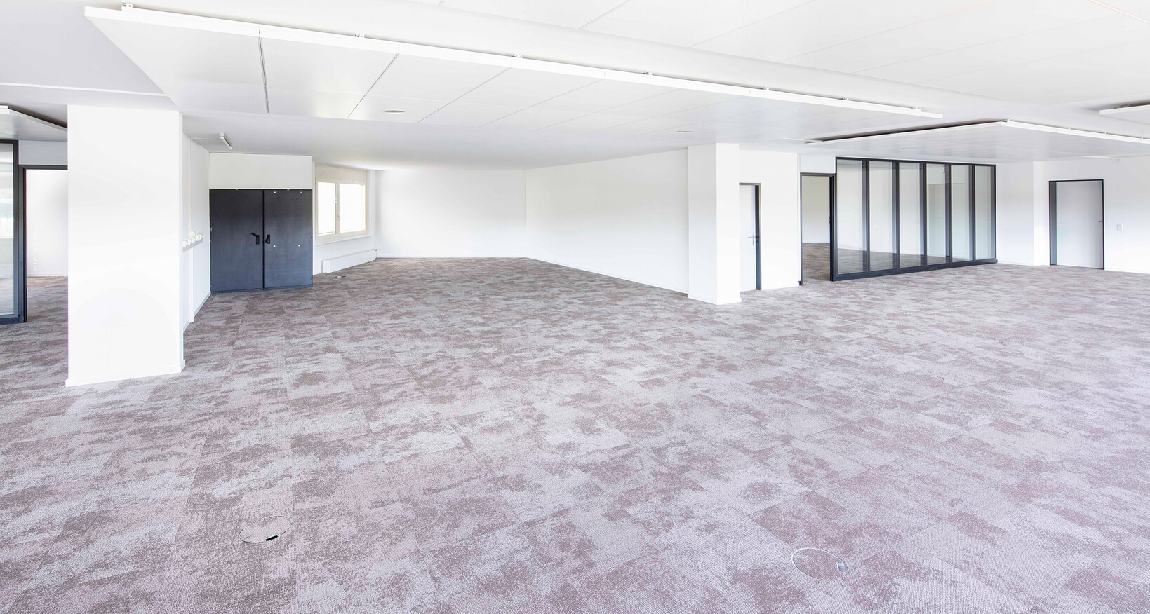 Neu ausgebaute Büroräume mit einer Gesamtfläche von 652 m2 stehen für Sie an der Schützenstrasse 13 bereit– direkt bei der Ausfahrt Urdorf-Süd.