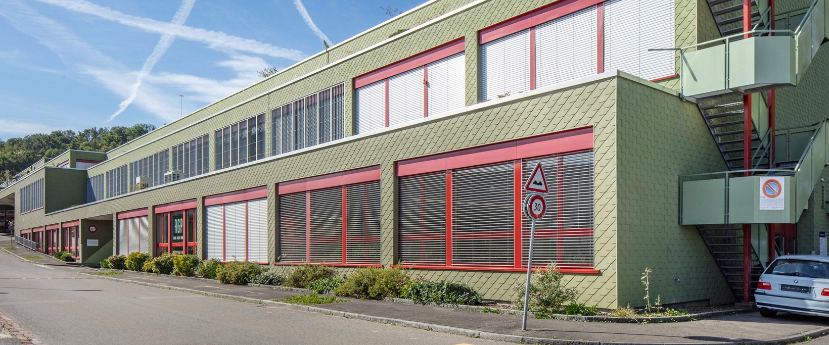 Neu ausgebaute Büroräume mit einer Gesamtfläche von 652 m2 stehen für Sie an der Schützenstrasse 13 bereit– direkt bei der Ausfahrt Urdorf-Süd.